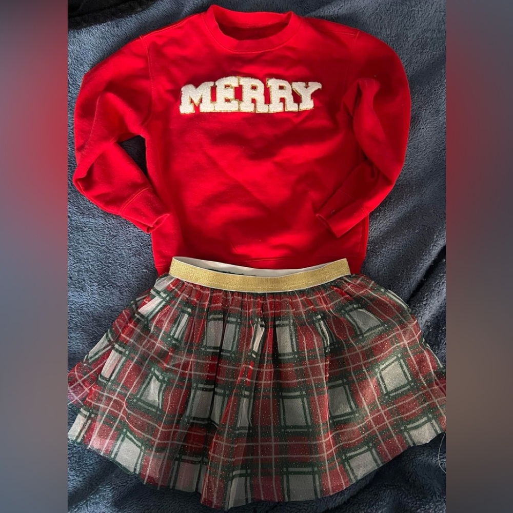 Adorable girls Christmas outfit
Sweet wink 
Sweatshirt size 7/8
Skirt size 6-8